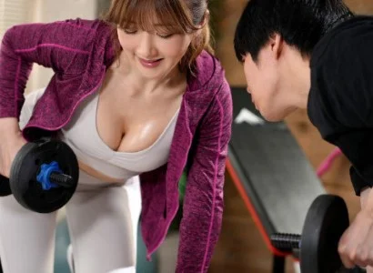 Chàng trai số hưởng cùng nữ PT gợi cảm cưỡi nhau như thể không ai biết