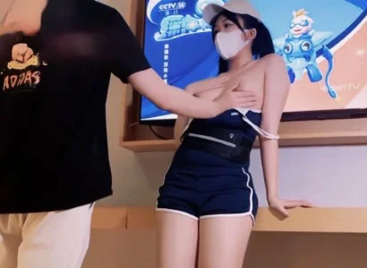 Em nhân viên xinh đẹp bán TV cùng người khách may mắn