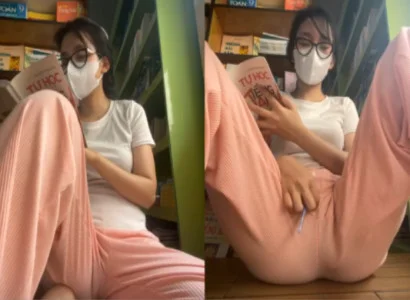 Bé vừa xem sách vừa nhét đồ chơi vào lồn
