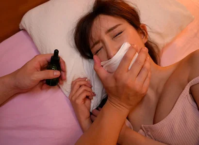 Gã chuốc thuốc mê để cô em họ xinh đẹp say rồi quan hệ
